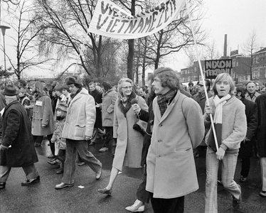 102272 Afbeelding van de demonstratie tegen de oorlog in Vietnam op het Smakkelaarsveld te Utrecht, met in het midden ...